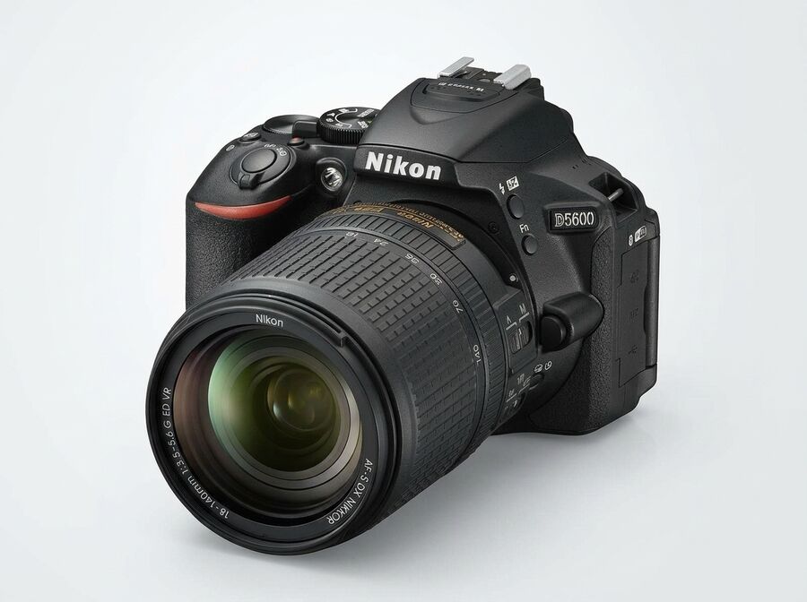 Nikon D5600 DSLR (Schwarz)